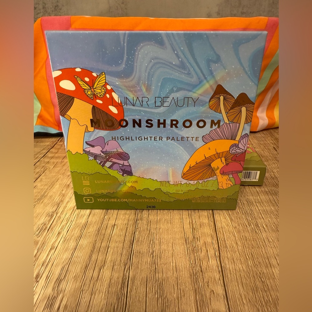 Lunar Beauty Moonshroom Highlighter Palette - Picture 3 of 4